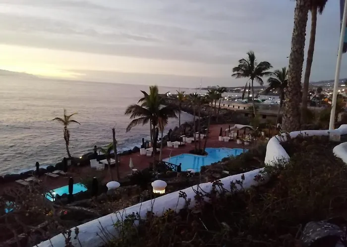 Con Jardin Y Piscina