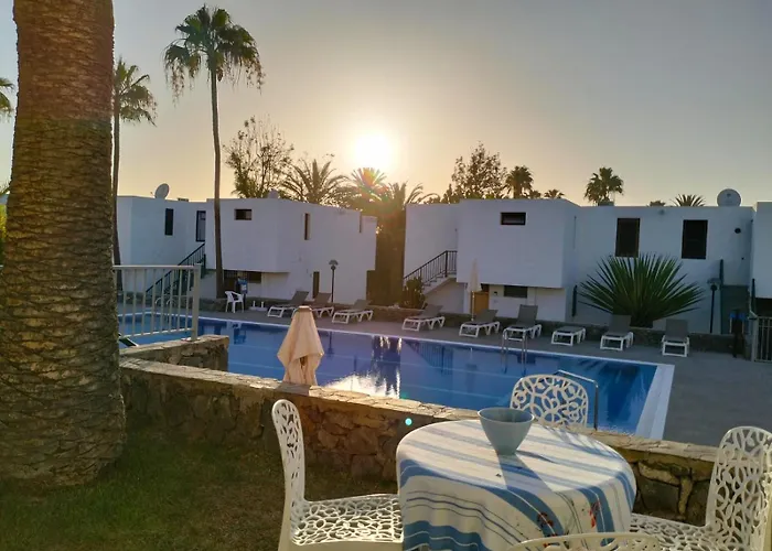 Con Jardin Y Piscina 公寓